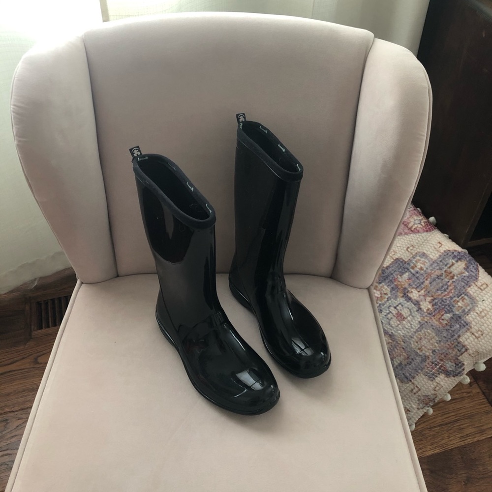 Black shine rain boots